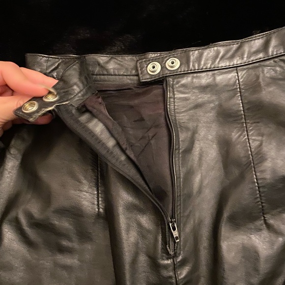 Black leather mini skirt - Picture 3 of 10